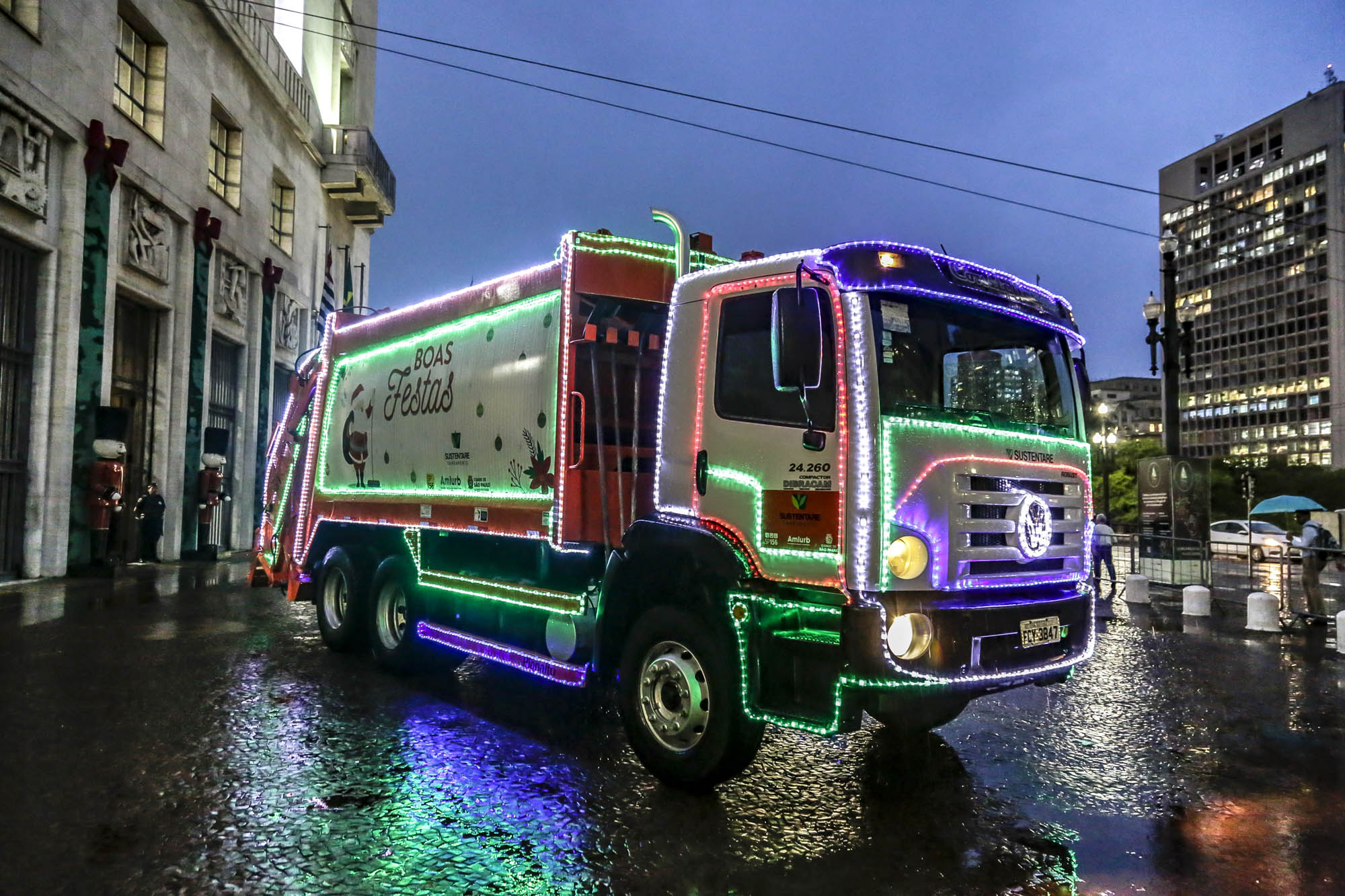 1312611-Caminhão da Amlurb iluminado para o Natal